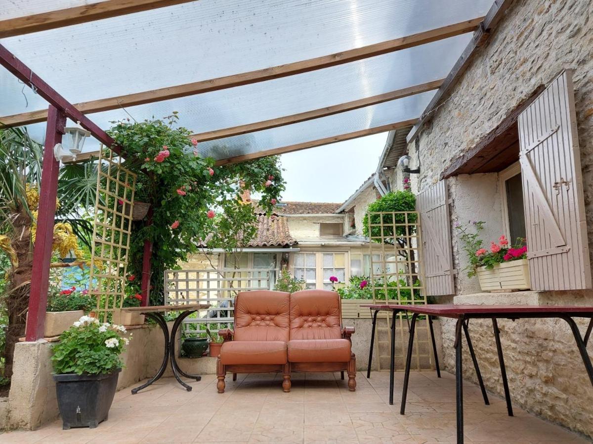 Chambres, Table D'Hotes Et Gites Les Mesanges Saint-Jean-de-Sauves Exterior foto