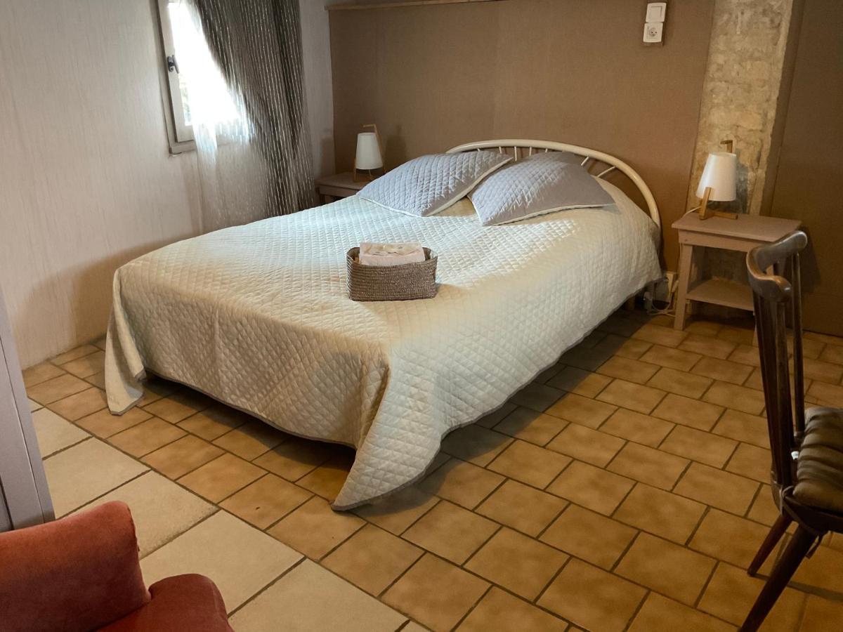 Chambres, Table D'Hotes Et Gites Les Mesanges Saint-Jean-de-Sauves Exterior foto