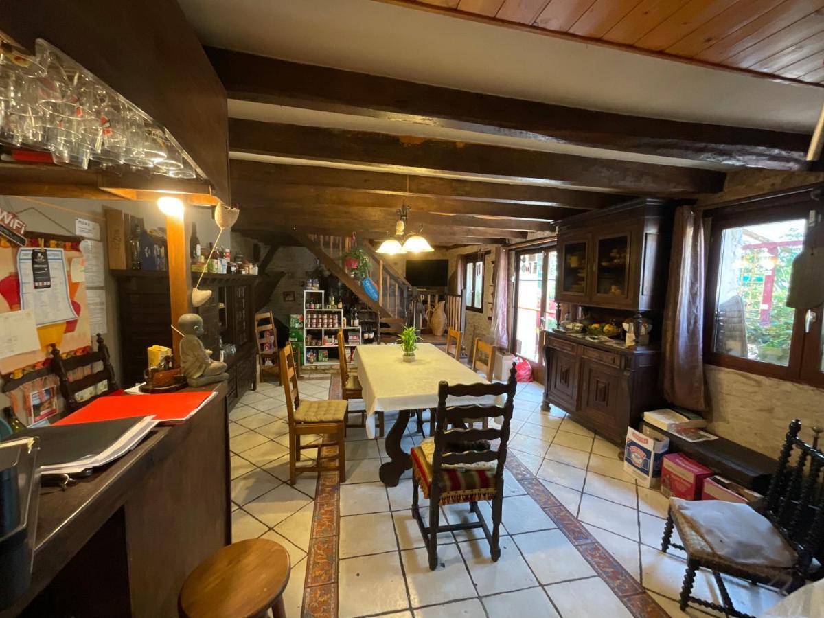 Chambres, Table D'Hotes Et Gites Les Mesanges Saint-Jean-de-Sauves Exterior foto